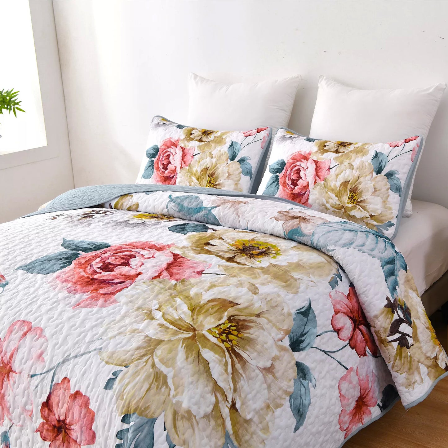 Vibrant Quilted Bedspread and Pillowcases Set: Add Color and Comfort to Your Space - Queen size